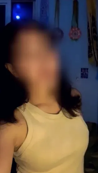 Julia, 22