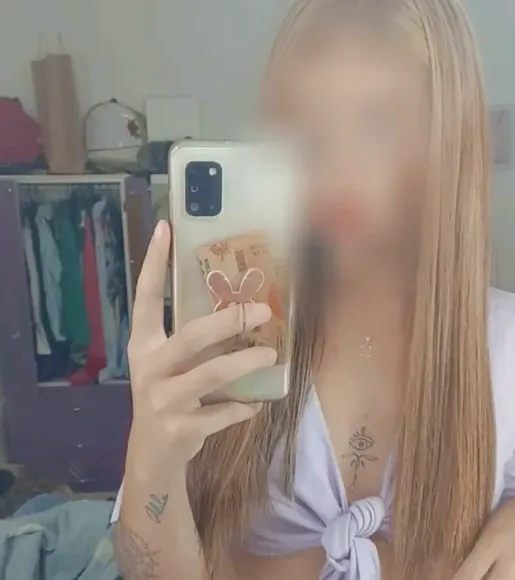 Mia, 33