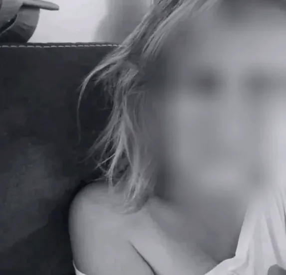 Mia, 36